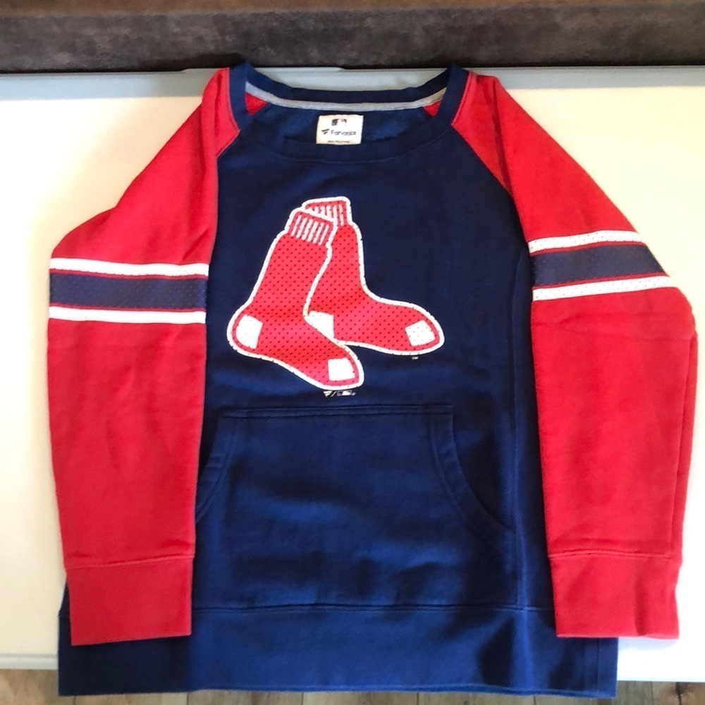 Boston red sox crew neck sweatshirt with hand warmer pouch. Size Medium